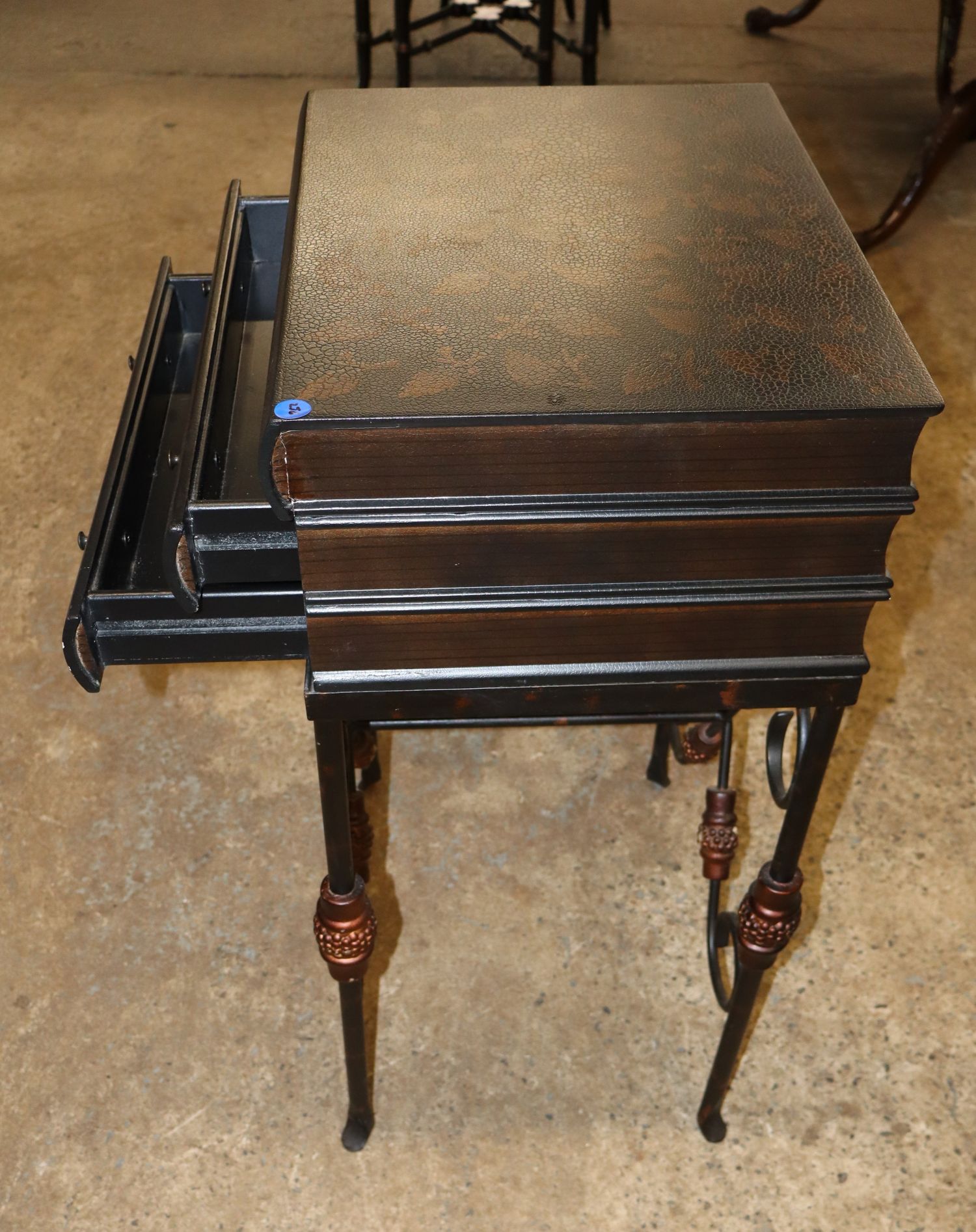 Collezione Europa Painted 2 Drawer Iron Stand