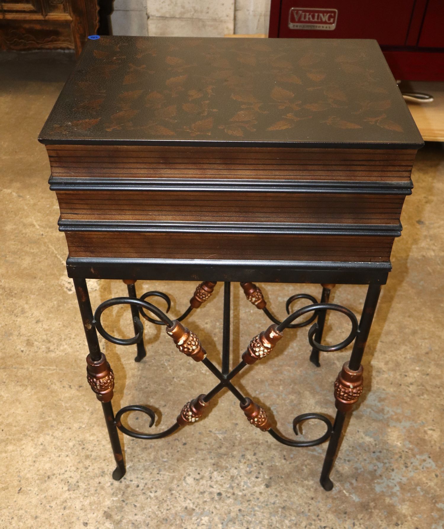 Collezione Europa Painted 2 Drawer Iron Stand