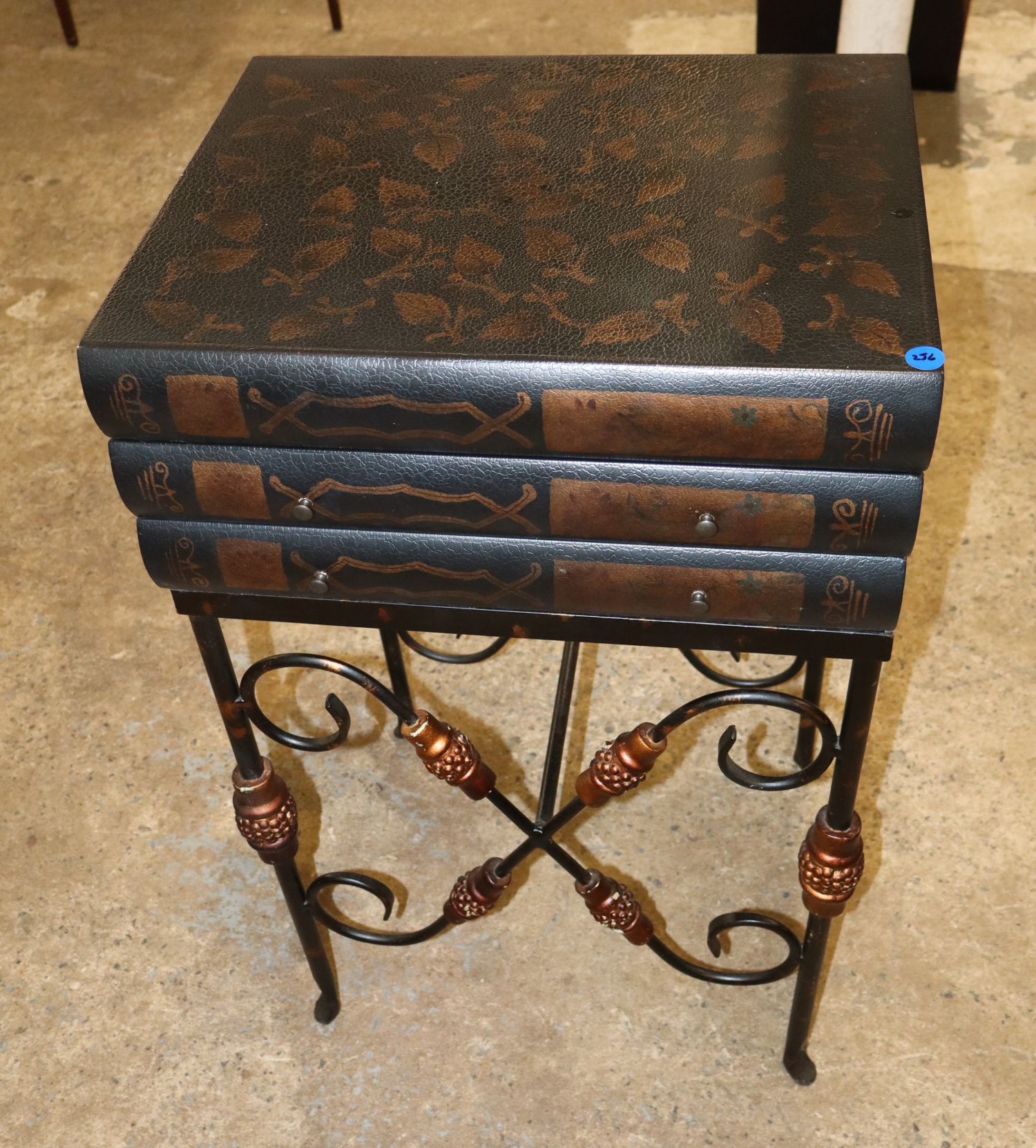 Collezione Europa Painted 2 Drawer Iron Stand
