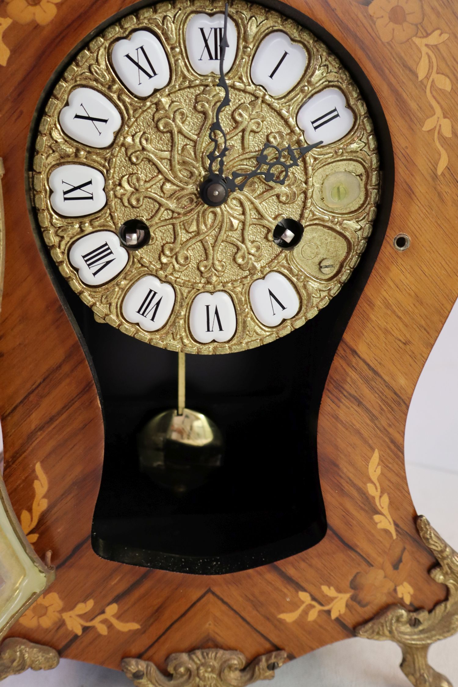Vtg Fr style inlaid mantle clock with bronze