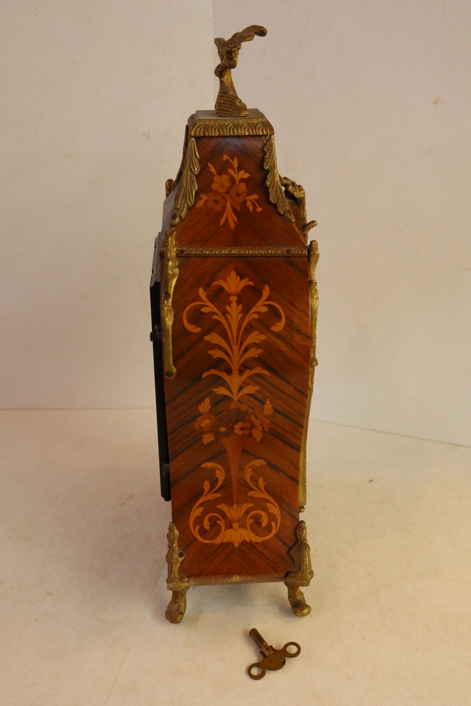 Vtg Fr style inlaid mantle clock with bronze