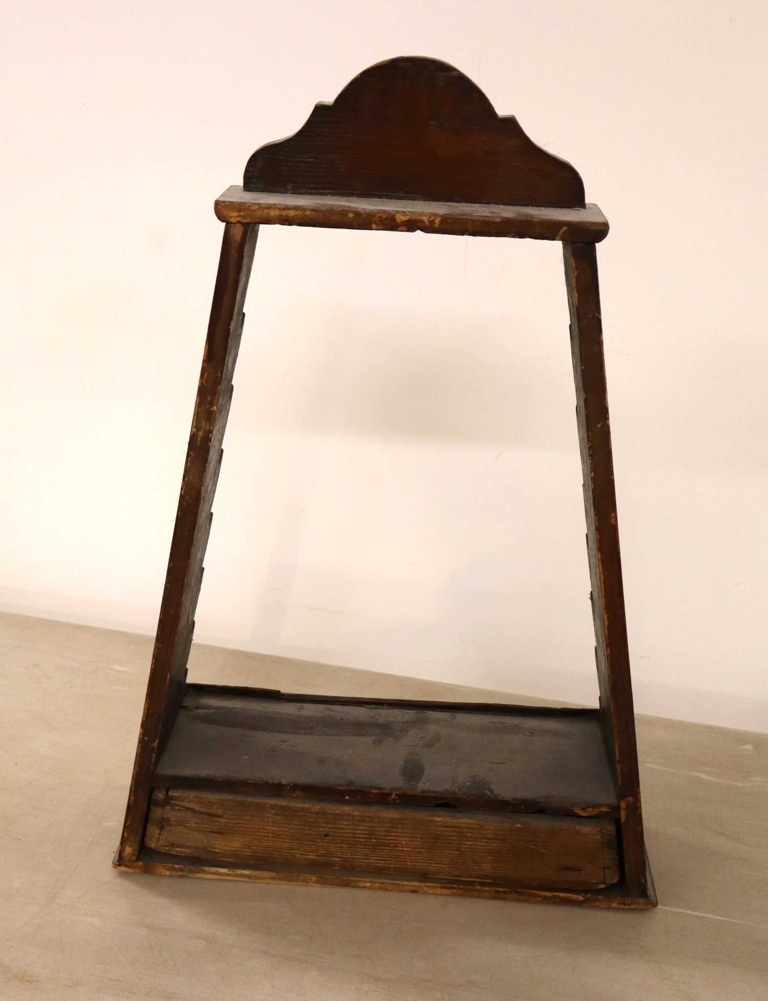 Early Amer prim wood small triangular rack
