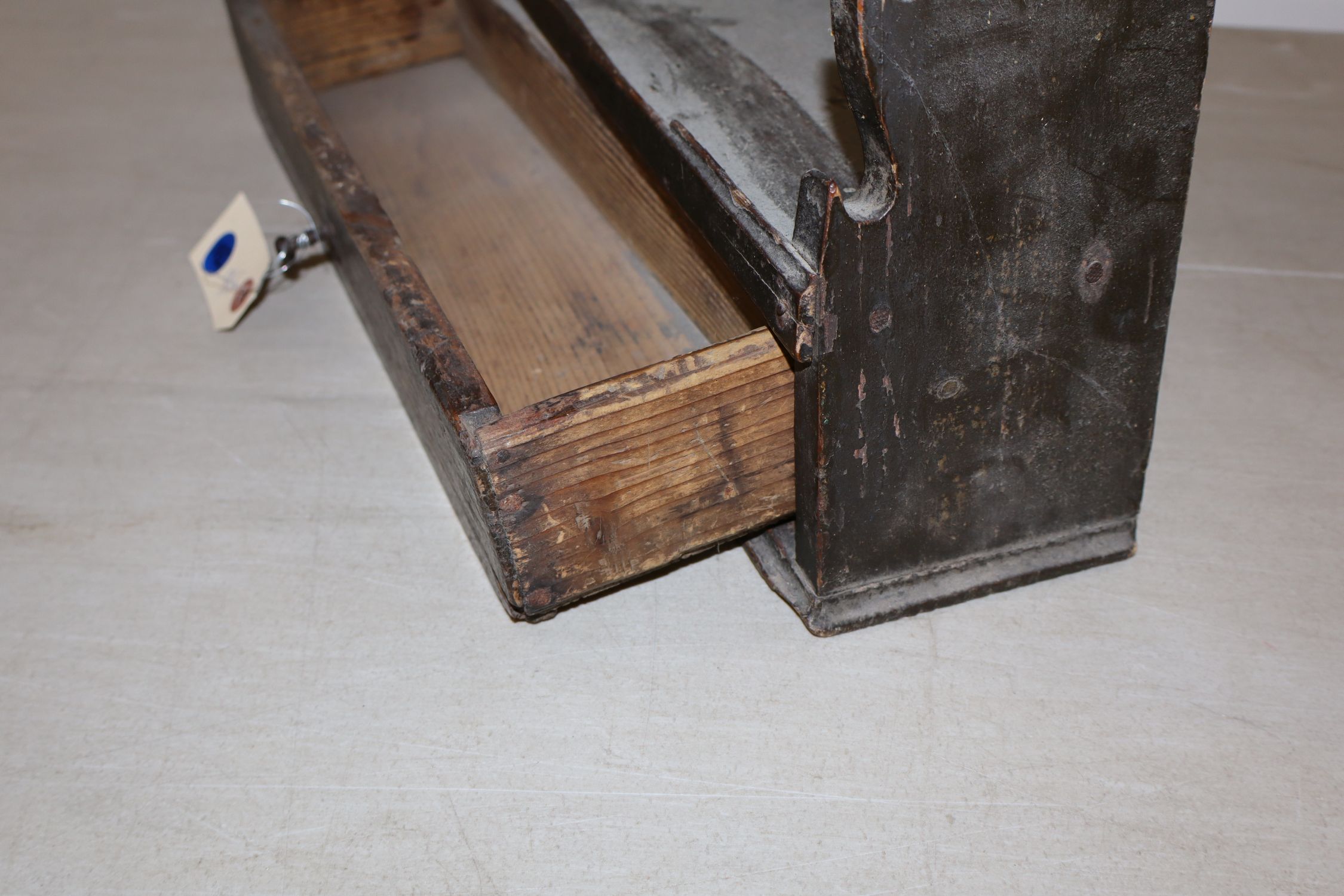 Early Amer prim wood small triangular rack