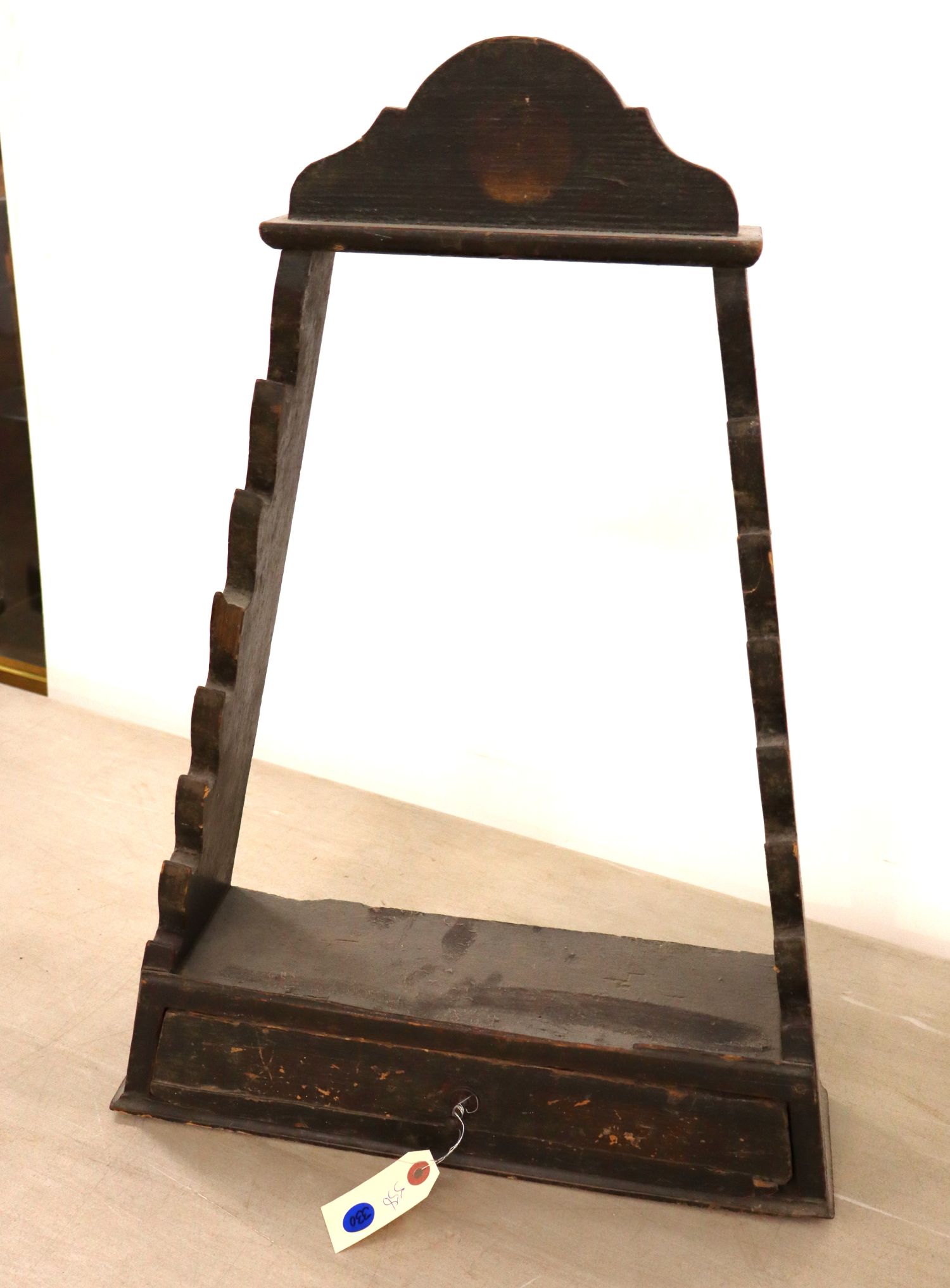 Early Amer prim wood small triangular rack