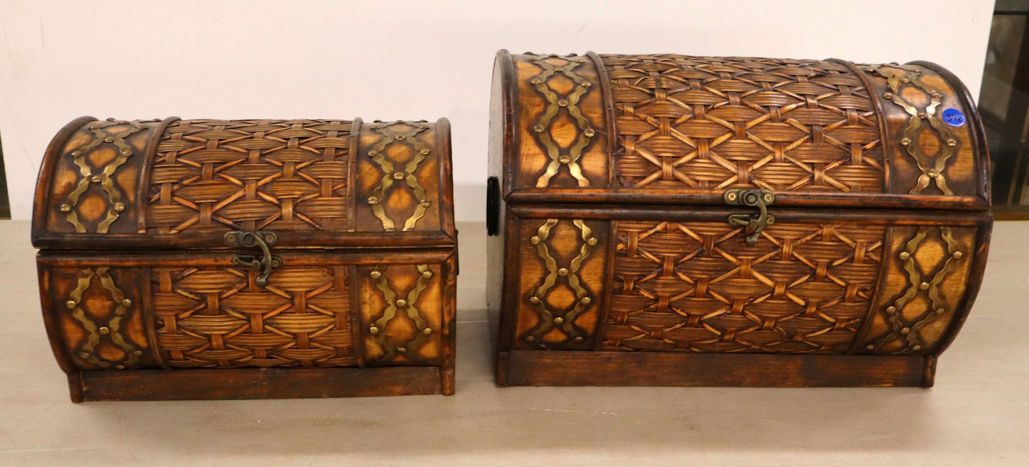Set stackable decorative wicker storage trunks