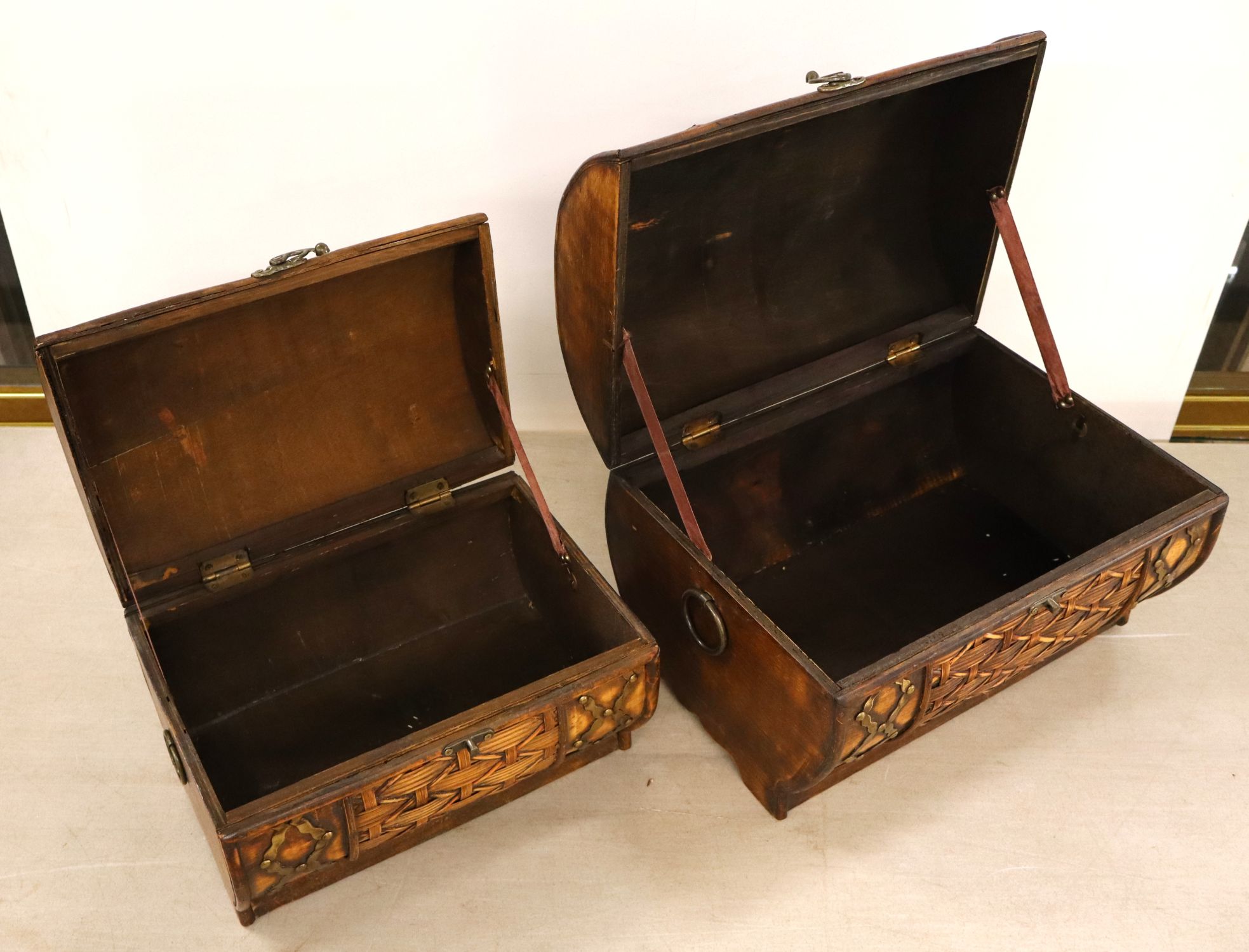 Set stackable decorative wicker storage trunks