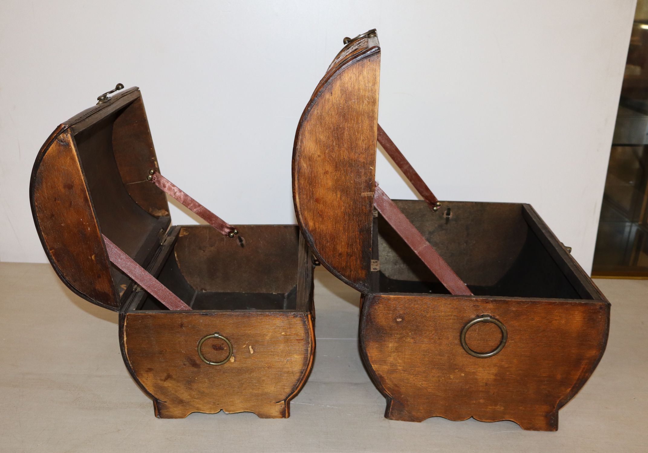 Set stackable decorative wicker storage trunks