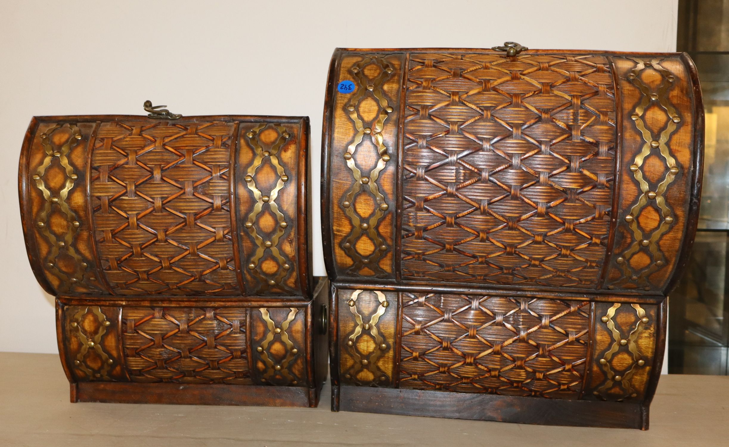 Set stackable decorative wicker storage trunks