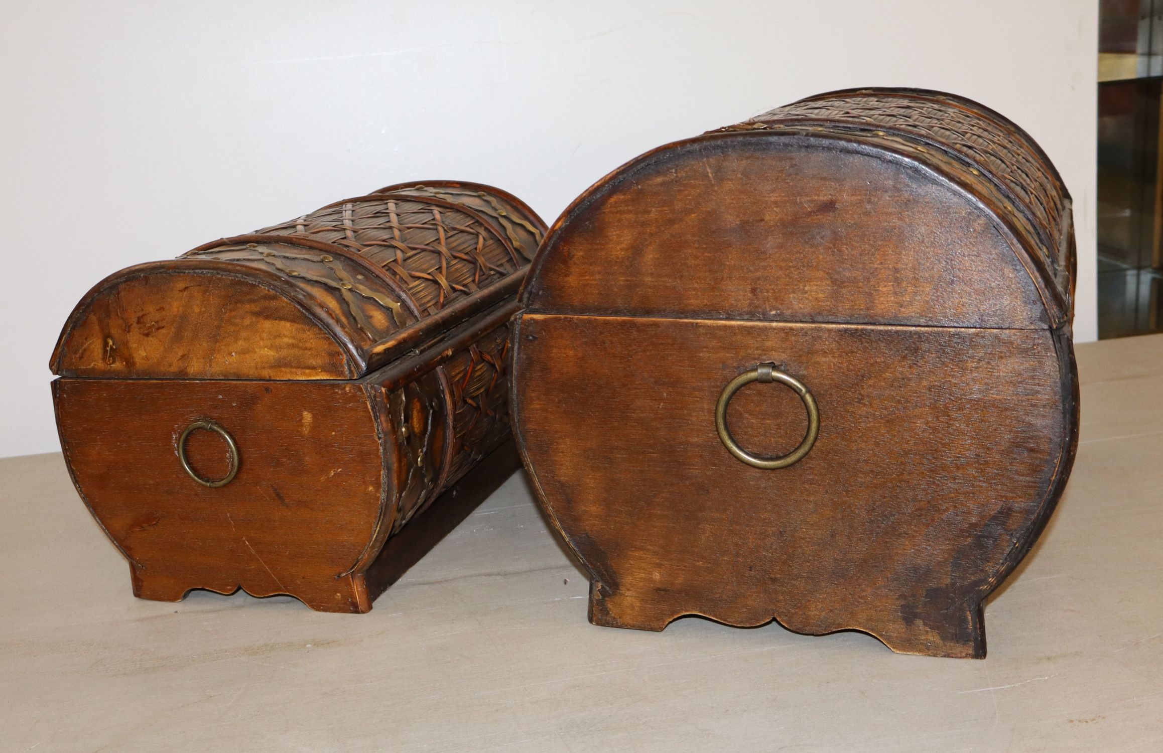 Set stackable decorative wicker storage trunks