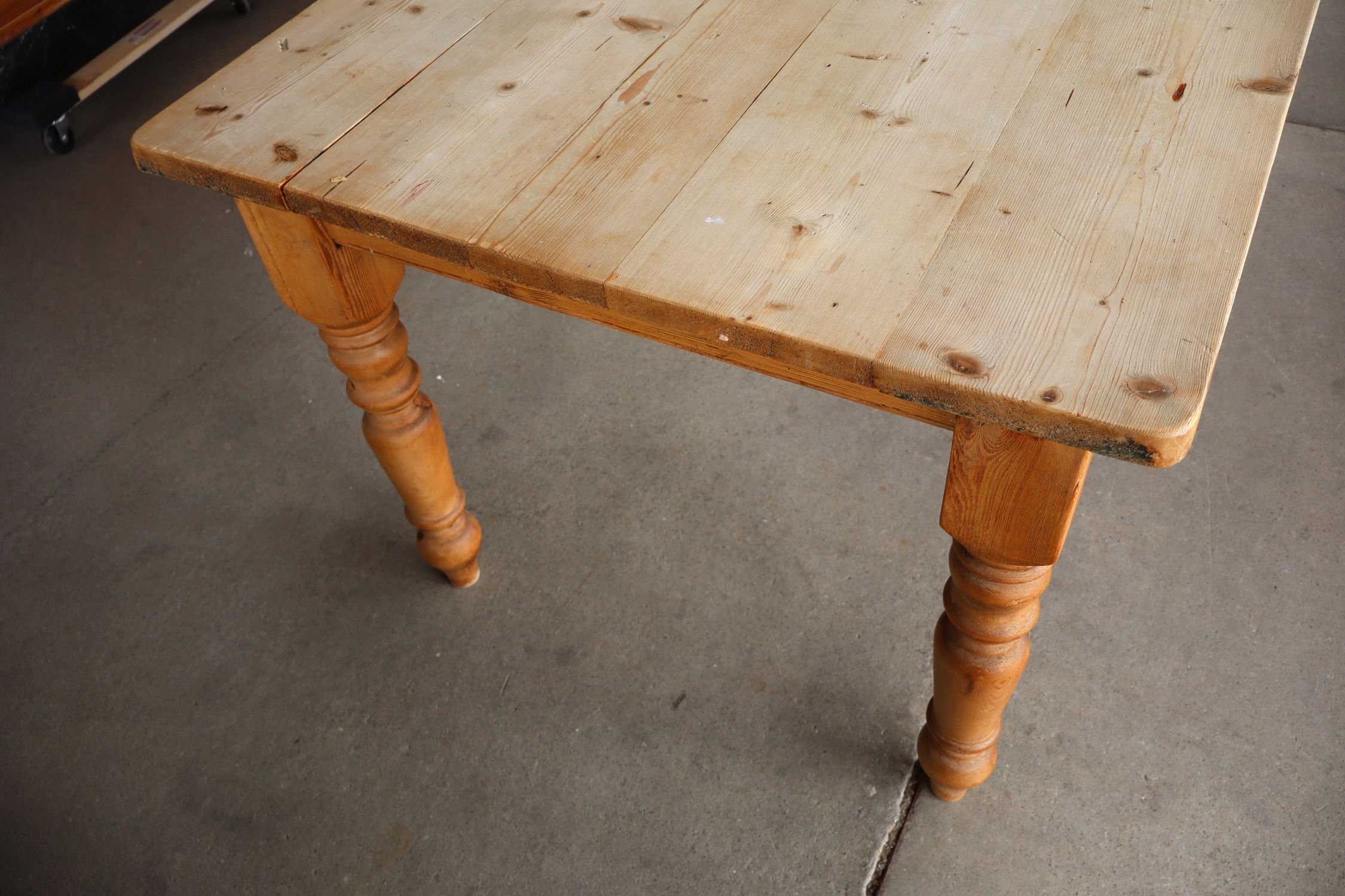 Antique Style Pine Country Turn Leg Dining Table
