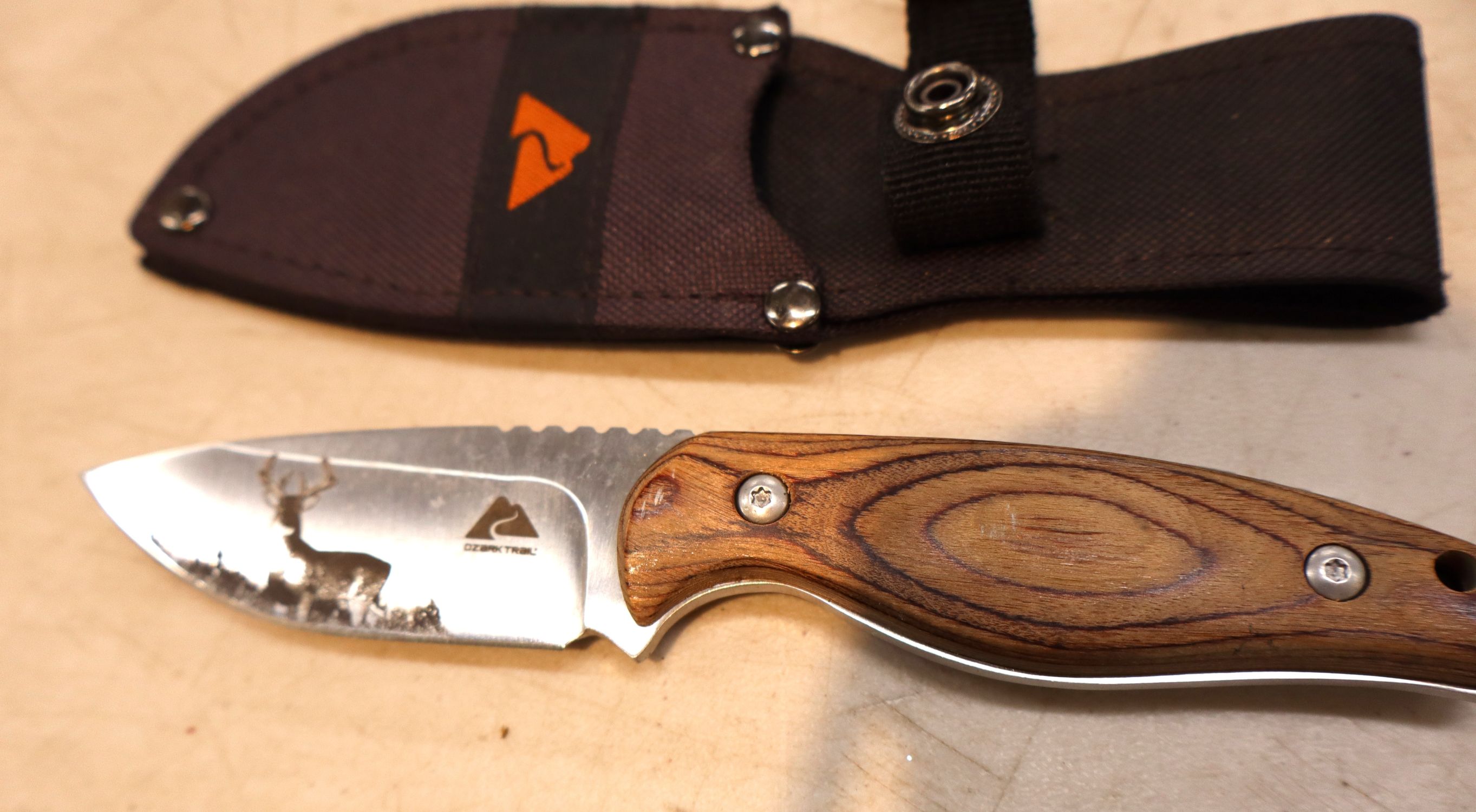 5 knives with sheaths