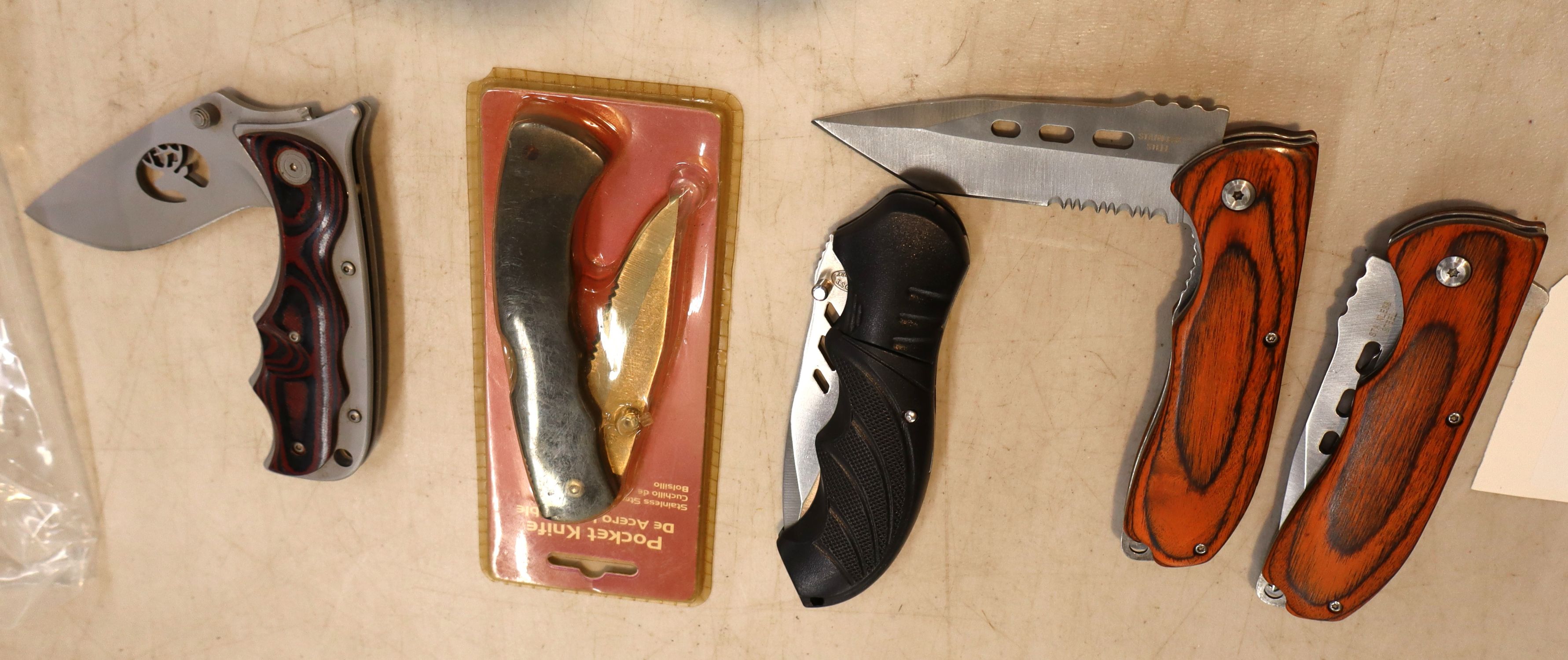 5 folding pockets knives with beltloops and 1 with original package