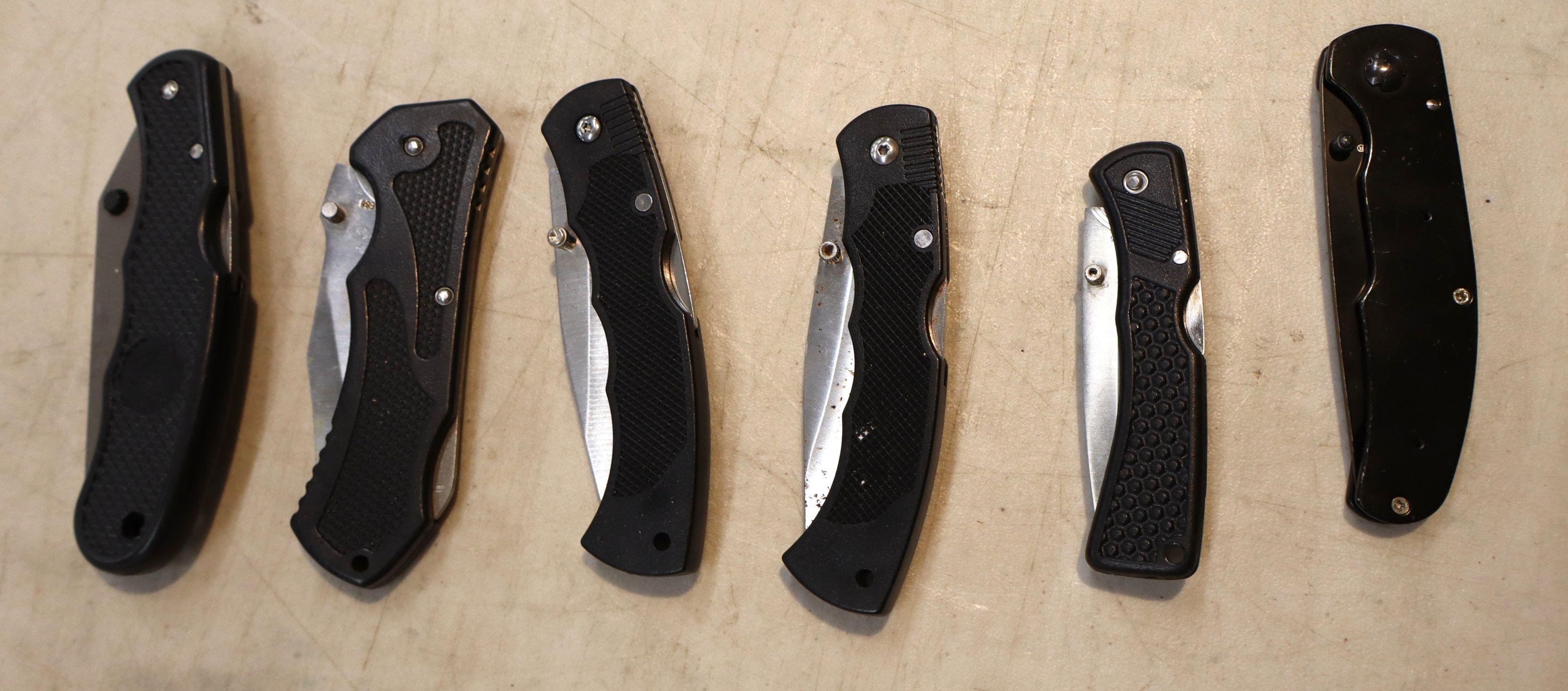 6 folding pocket knives with beltloops