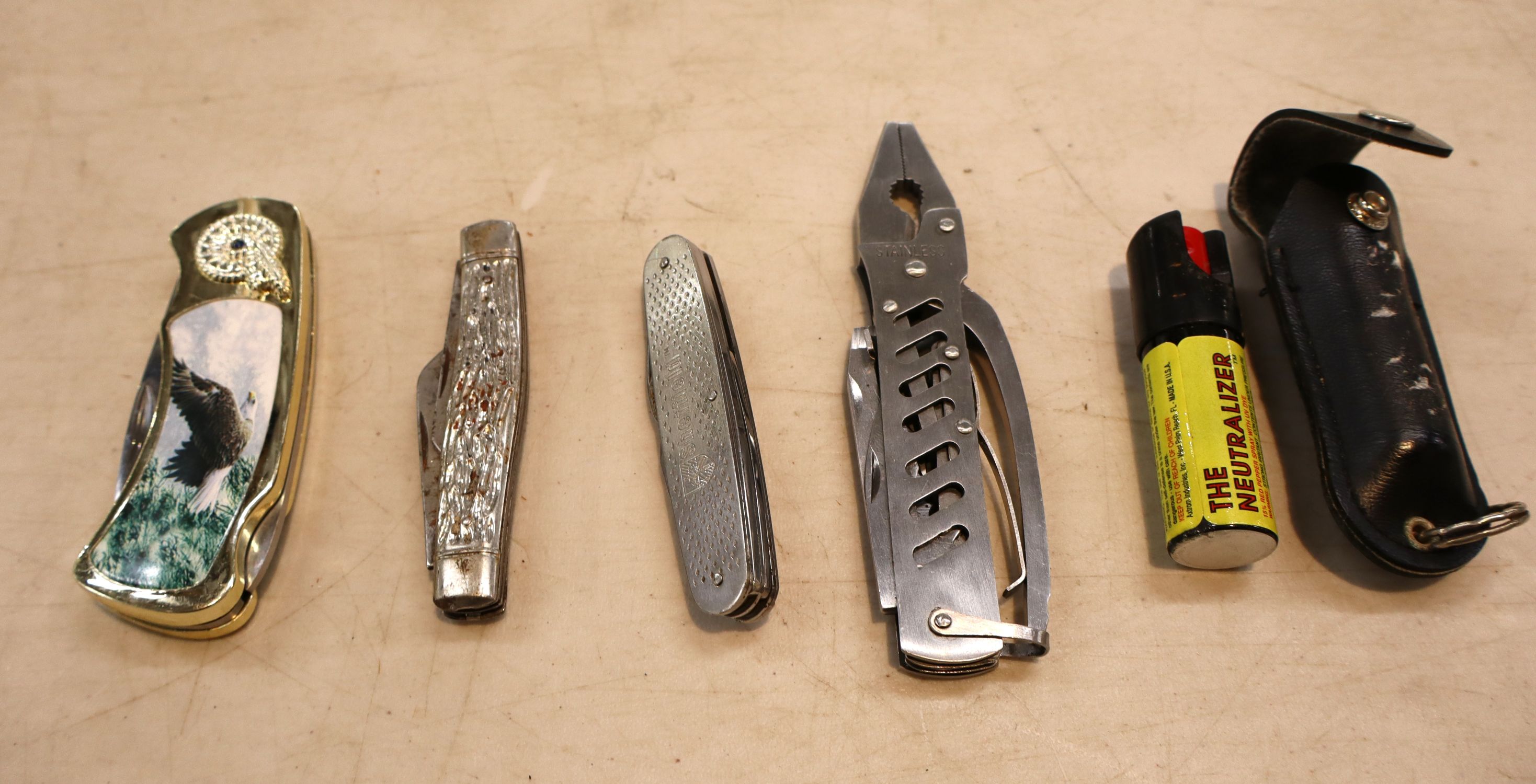 5pc lot: 3 folding pocket knives, multi tool & mace in a case
