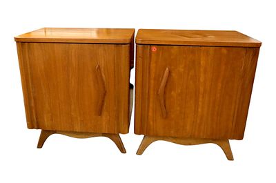 Match PR MCM Boomerang Walnut 1-Dr Nightstands. Mid Century Modern match pair of walnut 