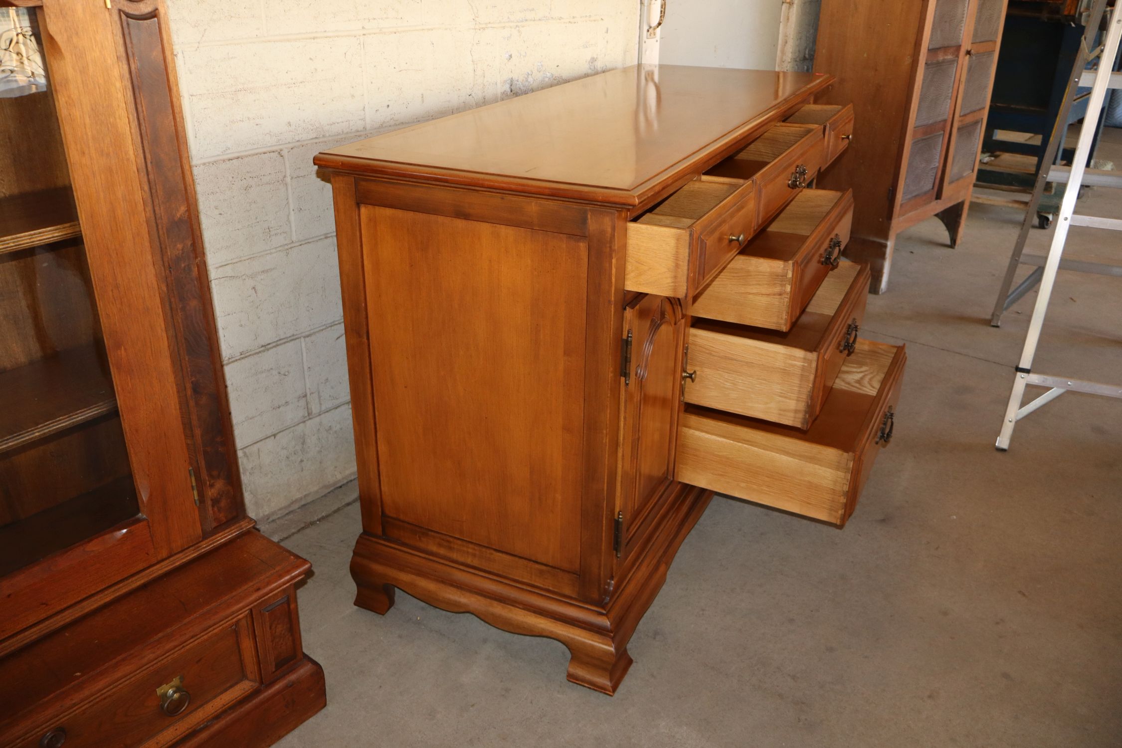Vintage Thomasville solid maple 6-drw 2-dr buffet