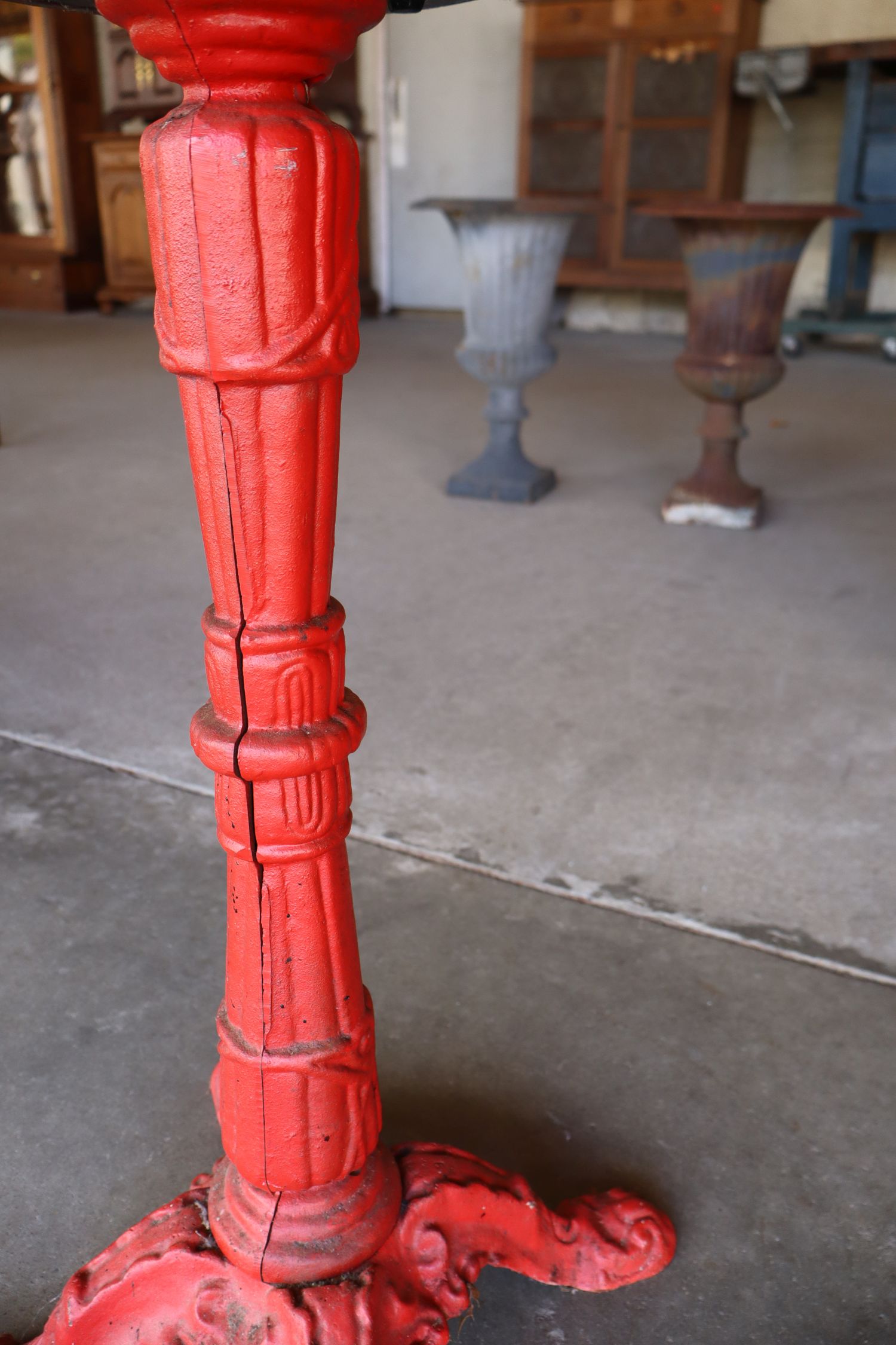 Vintage bubble CI base gumball machine