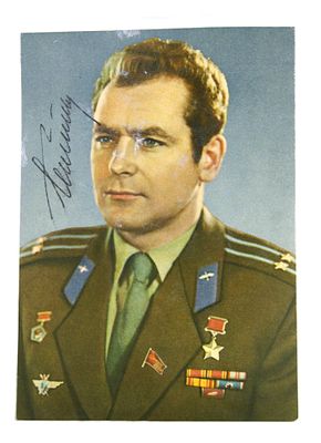 Автограф космонавта Германа Титова на открытке. 1960-е гг.