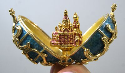 Яйцо пасхальное. С миниатюрным собором внутри. Металл, эмали. 1990-е гг.