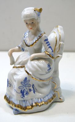 Статуэтка " Барышня в кресле ". Фарфор. Голландия. 20 век.