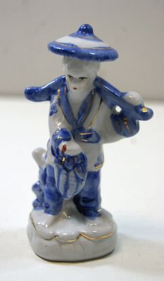 Статуэтка " Старый носильщик ". Фарфор. Голландия. 20 в.