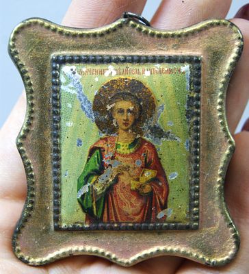 Икона дорожная " Святой Целитель Пантелеймон ". На жести. Начало 20 в.