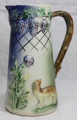 Кувшин фаянсовый " Басни Крылова. Лиса и виноград ". Фабрика Кузнецова. Россия до 1917 г.
