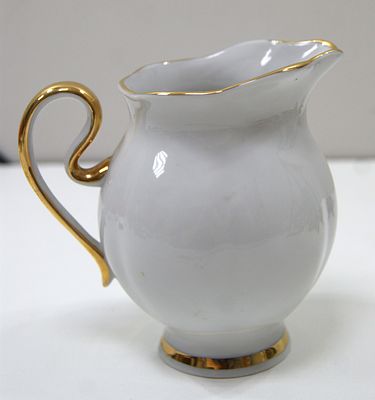 Молочник фарфоровый. Белый с золотом. 1960-е гг.