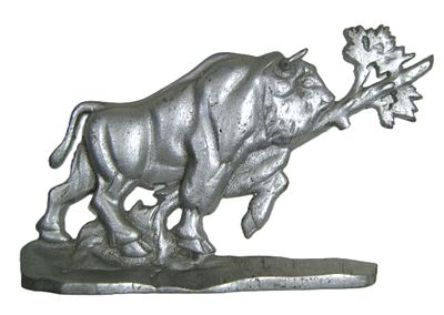 Скульптура-барельеф " Бизон, ломающий дерево ". Алюминий. США. Середина 20 в.