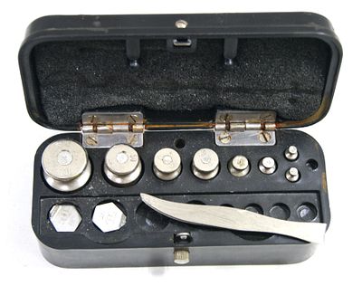 Набор аптечных гирек в бакелитовом кофре. 1960-е гг.