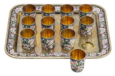 * Россия. - Набор из 12 серебряных в перегородчатой расписной эмали стопок на подносе. Год: 1908 - 