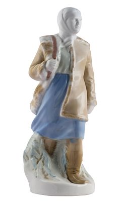 * Щербина В.И. - Партизанка. Год: 1950-е гг. Размер: h-28,5. Техника: Фарфор, подглазурная 