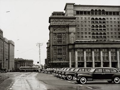 Халдей Е.А. - ЗИС у гостиницы "Москва". Год: 2007 г. Размер: 30х40. Техника: Печать с авторского 