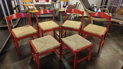 POLTRONOVA - Sedie POLTRONOVA anni 60. Set di 4 sedie di legno rosse impagliate e 2 sgabelli anni 