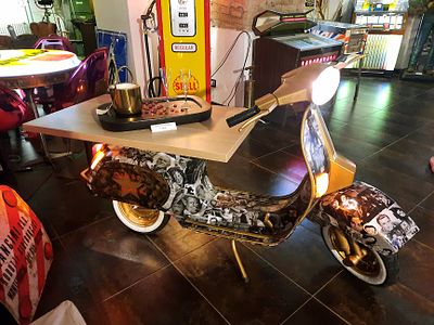 PIAGGIO - VESPA con tavolo. Originale tavolo realizzato con una Vespa. Rivestimento con collage a 