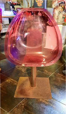 Sedie in plexiglas rosa. Particolari sedie in plexiglas rosa con struttura in ferro arrugginito. 