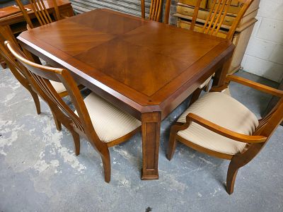 Thomasville 7-Piece Dining Suite including Table and 6 Chairs. A 7-piece dining suite attributed 