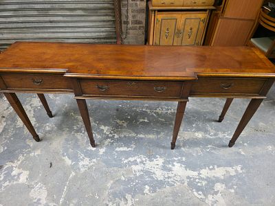 Georgian Style Mahogany Breakfront Console Table. A single long console table executed in a 