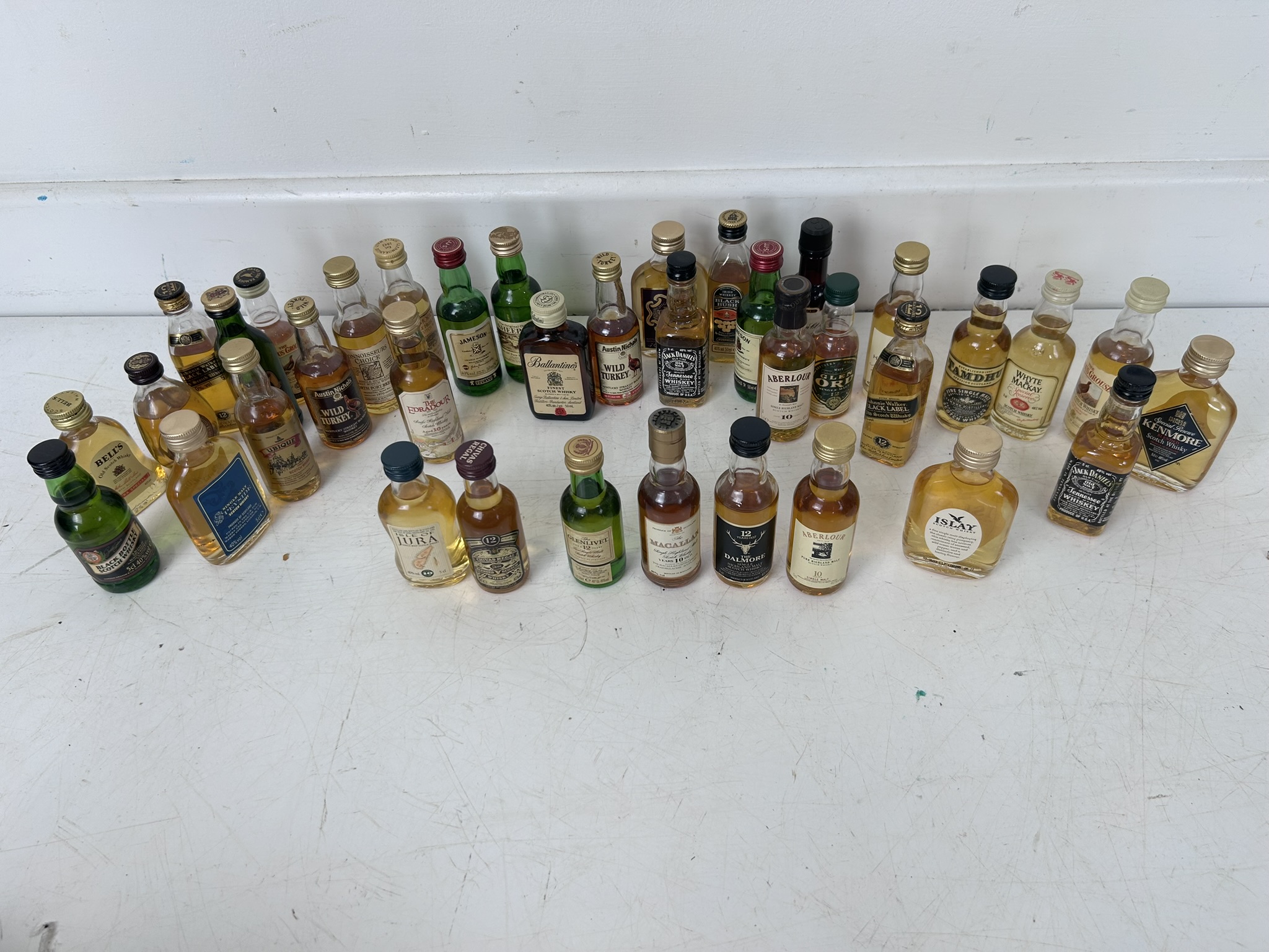 A good collection of miniature whisky bottles, with many good single malt examples, including Macallan, Dalmore, Glenlivet, Aberlour, Chivas Regal etc over 35 bottles