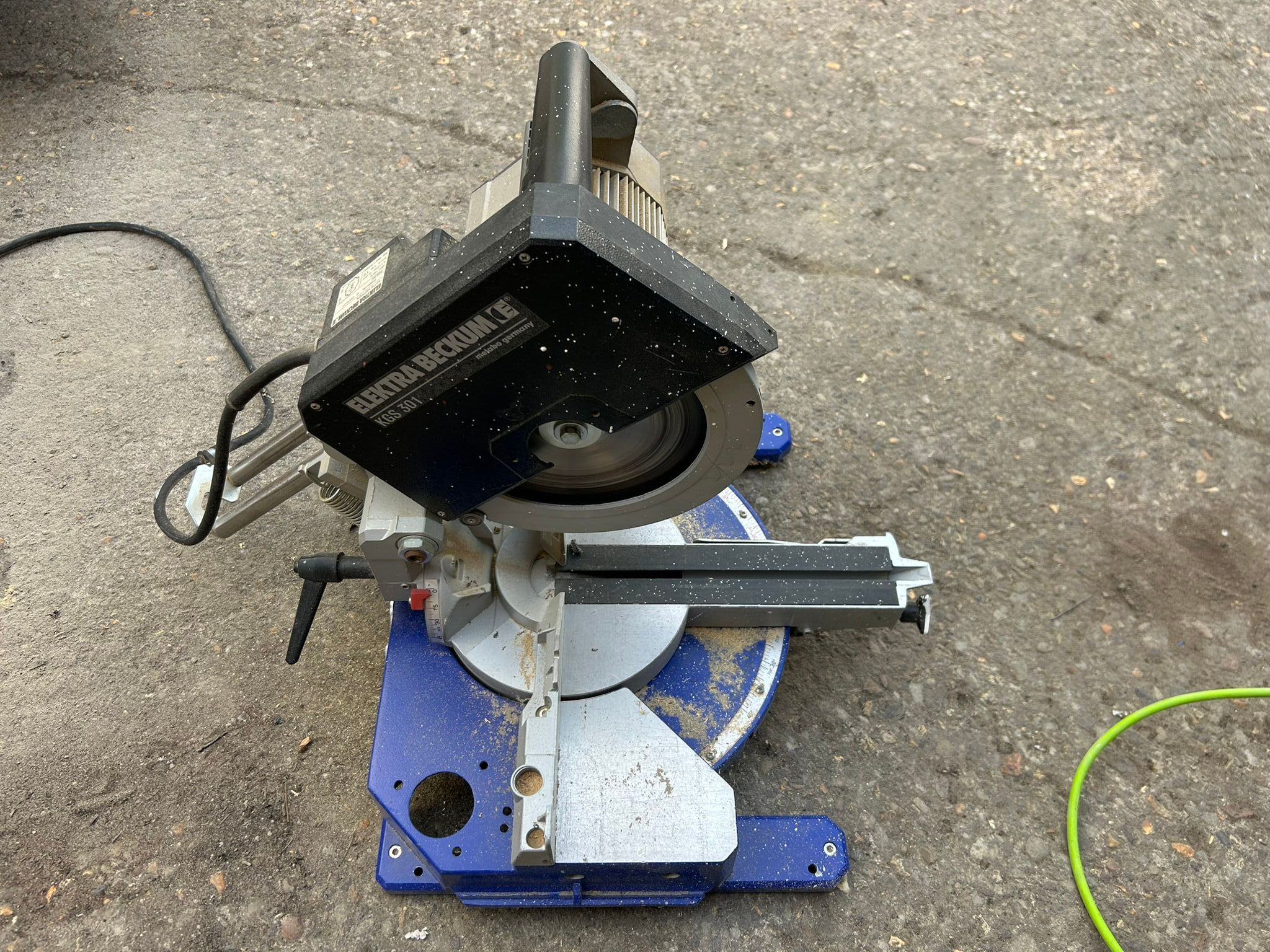 Elektra Beckum KGS 301 Mitre Saw - Working