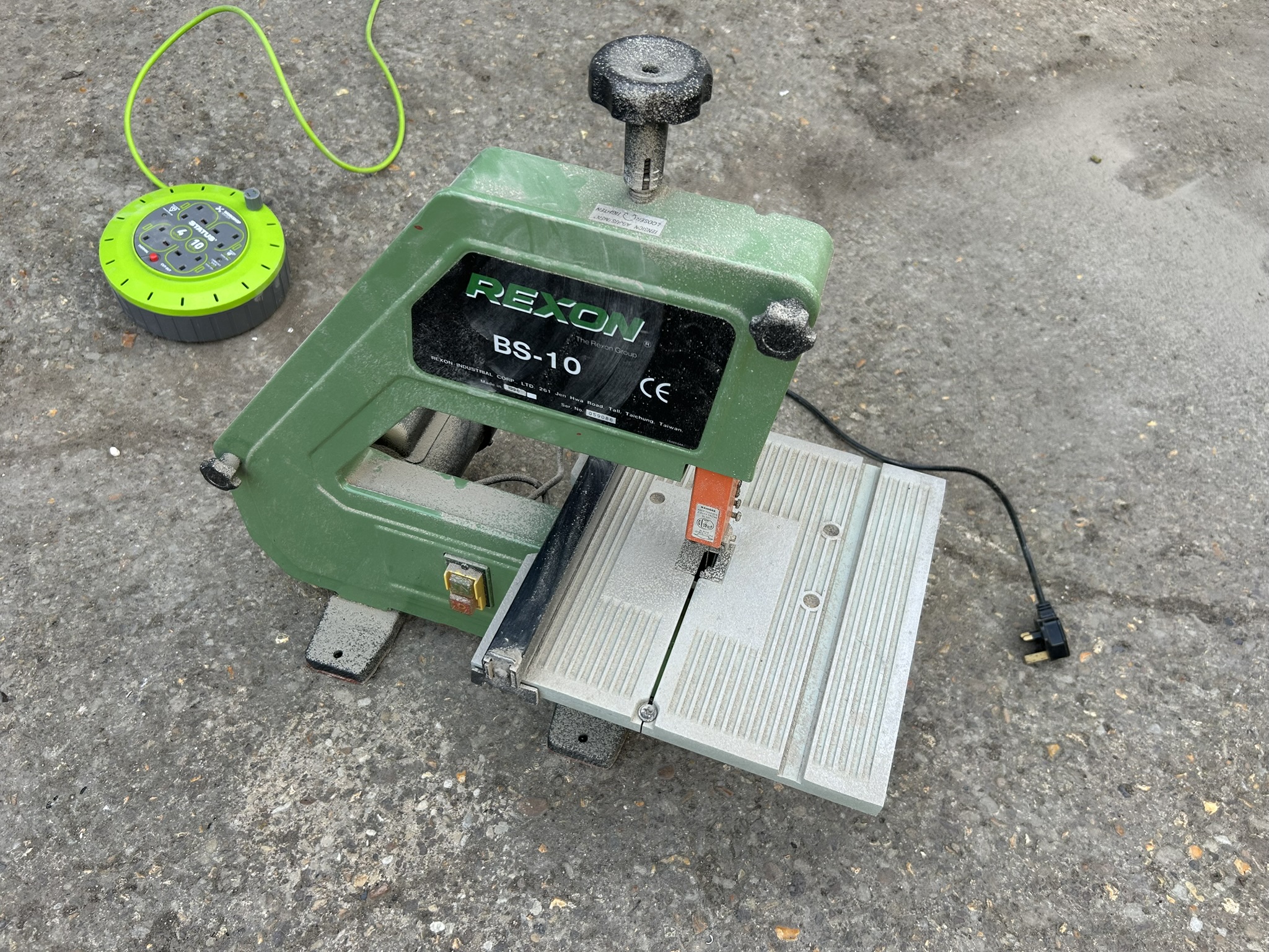 Rexon BS-10 bench band saw - working