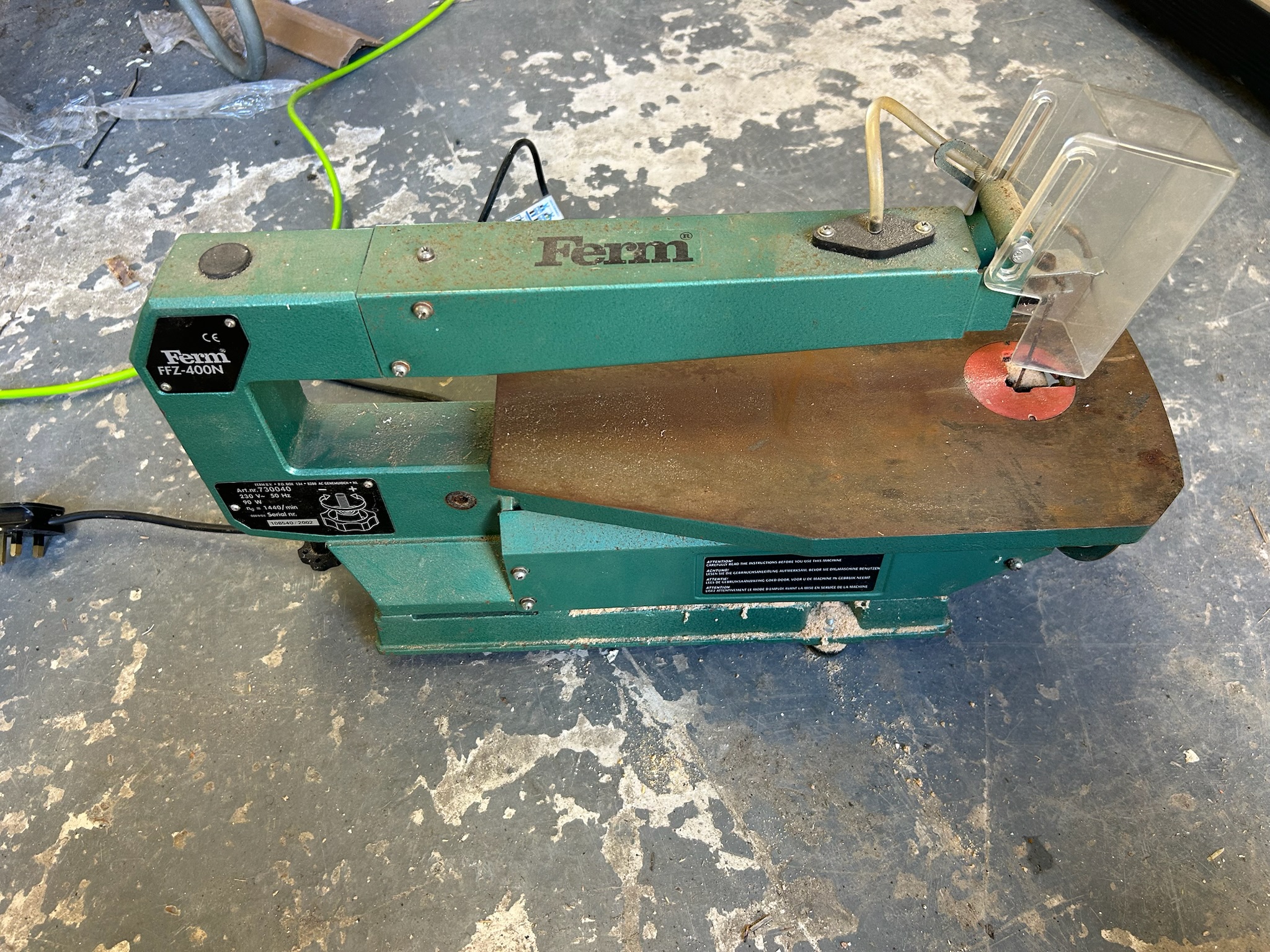 A Ferm FFZ-400N green scroll saw - Working
