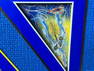 אמן לא מזוהה. - מופשט. טכניקה מעורבת על לוח. 
ללא חתימה. 
עבודה בצורת משולש. 
מידות: ‎31.5×44×54 