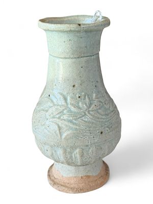Chinese Celadon Vase in Song Dynasty Style, Late Qing Dynasty, 19th Century. A finely potted 