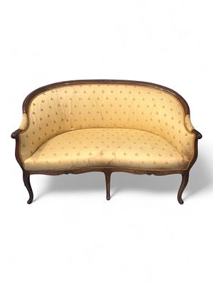 French Louis XV-Style Carved Walnut Canap&eacute;, Late 19th-Early 20th Century. Elegant French Louis 