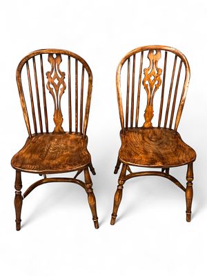 Pair of Windsor-Style Side Chairs, 20th century. Pair of finely crafted bow-back Windsor-style 