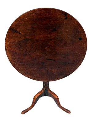 American Period Tilt-Top Tea Table. Charming American period tilt-top tea table, featuring a 