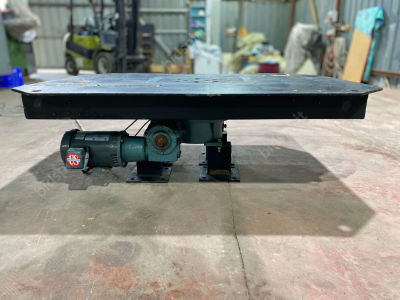 שולחן מסתובב עם גיר ובקר לסריקת תלת מימד.