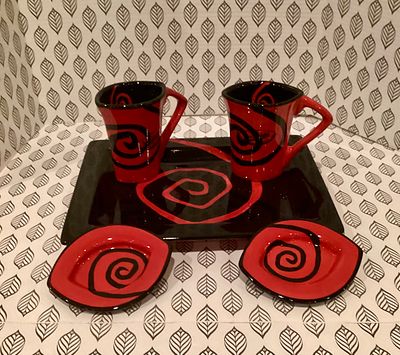 Mugs. 2 piece mug set with serving Tray