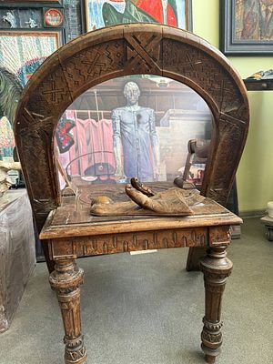 Кресло "Дуга, топор и рукавицы" с пословицей: "Тише едешь — дальше будешь", выполненное в 